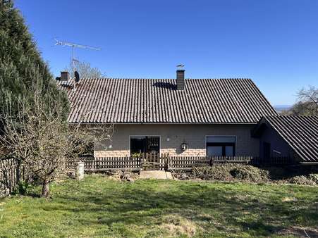 Rückseite Wohnhaus mit Zugang Terrasse - Einfamilienhaus in 54552 Gefell mit 88m² kaufen