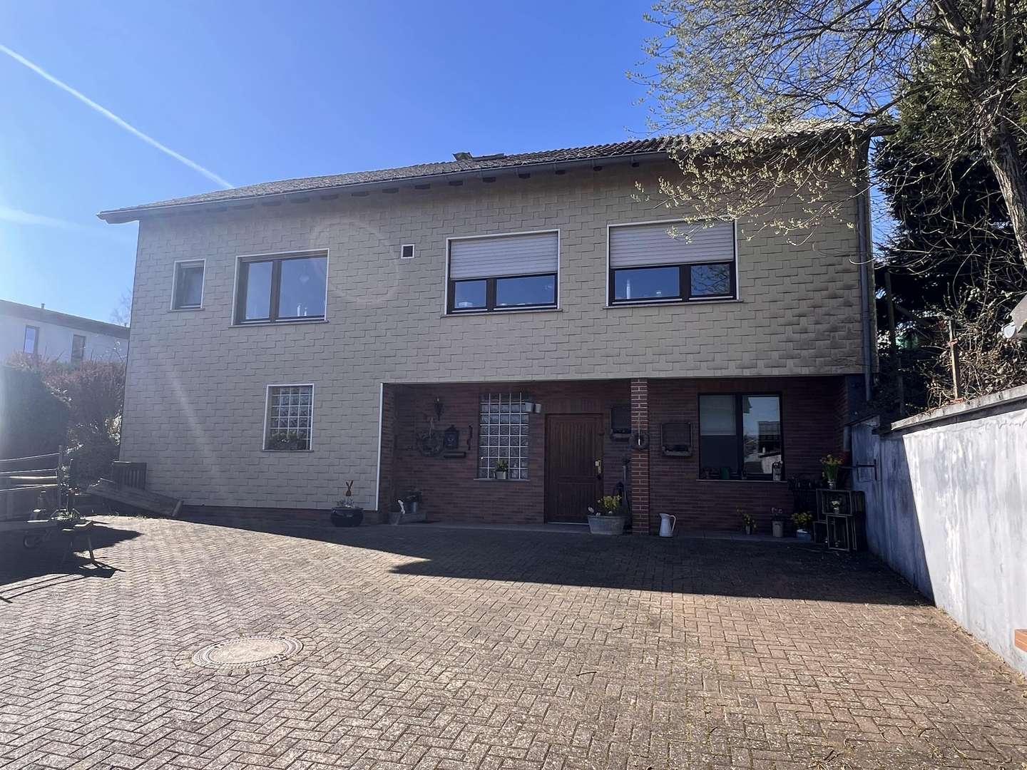 Vorderseite mit Hoffläche - Einfamilienhaus in 54552 Gefell mit 88m² kaufen