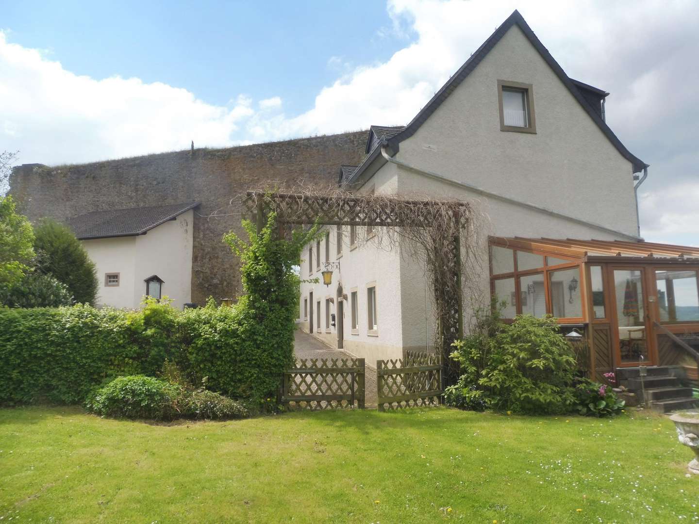 Haupthaus - Zweifamilienhaus in 54568 Gerolstein mit 240m² kaufen