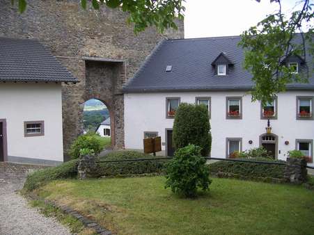 Haupthaus, Nebengebäude, Schildmauer - Zweifamilienhaus in 54568 Gerolstein mit 240m² kaufen