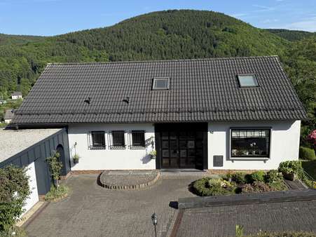 Hauseingangsbereich mit Hoffläche - Einfamilienhaus in 54574 Birresborn mit 183m² kaufen