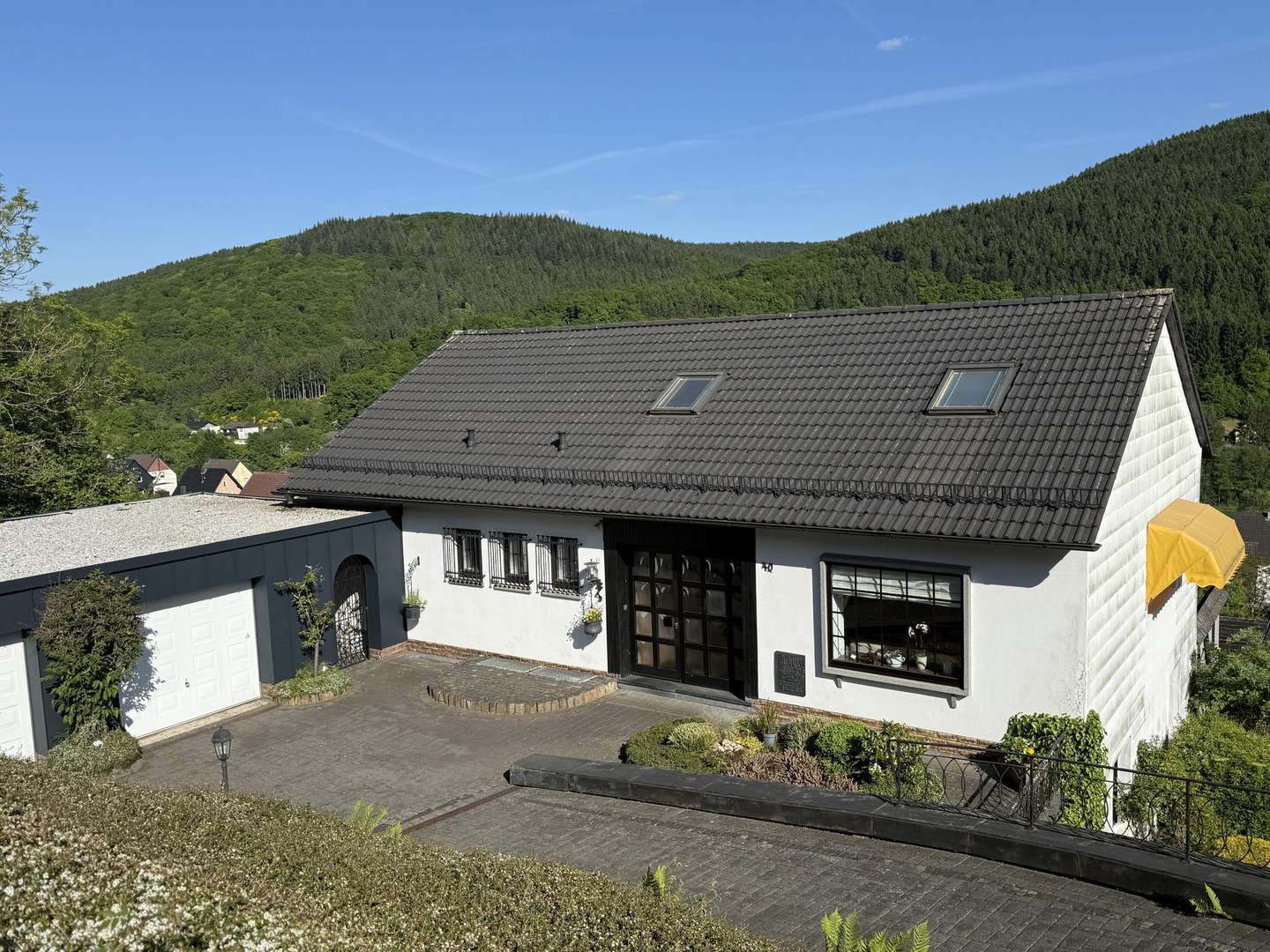 Vorderseite mit Hoffläche und Garage - Einfamilienhaus in 54574 Birresborn mit 183m² kaufen