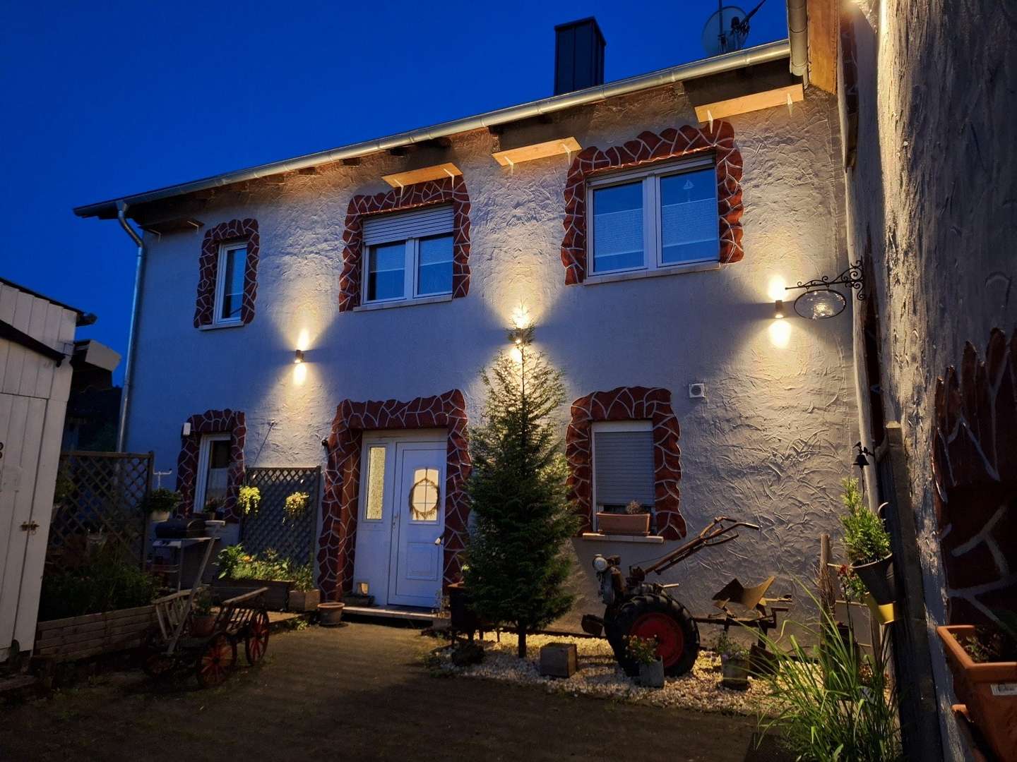 Vorderansicht bei Nacht Vorderansicht bei Nacht - Zweifamilienhaus in 54578 Oberehe-Stroheich mit 220m² kaufen