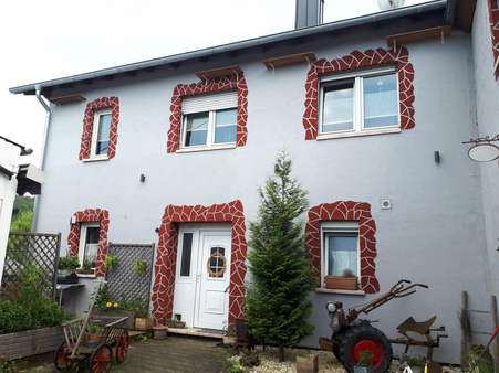 Vorderansicht bei Tag Vorderansicht bei Tag - Zweifamilienhaus in 54578 Oberehe-Stroheich mit 220m² kaufen