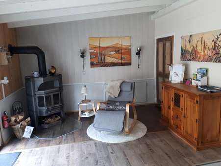 Wohnzimmer mit Holzofen EG Ferienhaus Wohnzimmer mit Holzofen EG Ferienhaus - Zweifamilienhaus in 54578 Oberehe-Stroheich mit 220m² kaufen