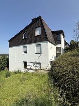 Außenansicht Giebelseite Garten - Zweifamilienhaus in 54550 Daun mit 268m² kaufen