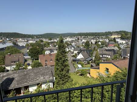 Blick auf die Kreisstadt, Wohnbereich DG - Zweifamilienhaus in 54550 Daun mit 268m² kaufen