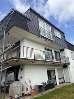 Blick vom Garten auf alle 3 Wohneinheiten - Zweifamilienhaus in 54550 Daun mit 268m² kaufen