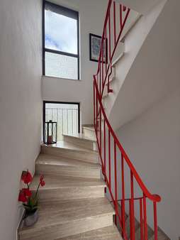 Zentrales Treppenhaus - Zweifamilienhaus in 54550 Daun mit 268m² kaufen