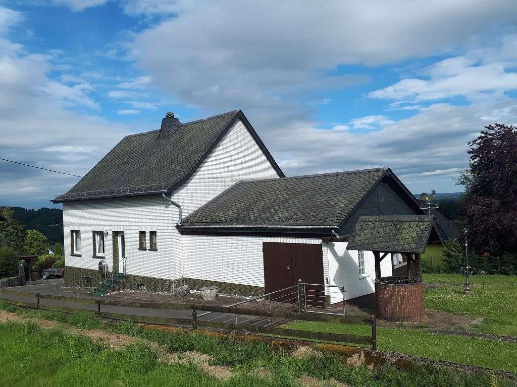 Vorder-/Seitenansicht Vorder-/Seitenansicht - Einfamilienhaus in 54586 Schüller mit 130m² kaufen