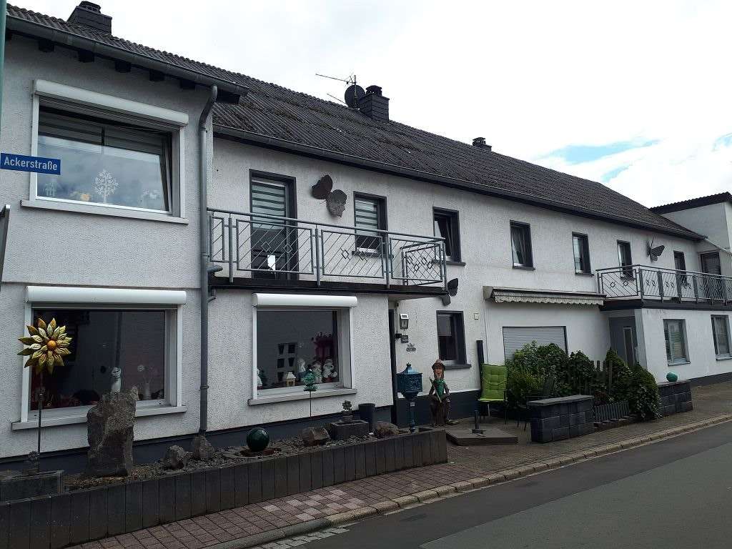 Straßenansicht mit Terrassen u. Balkonen - Zweifamilienhaus in 54570 Neroth mit 268m² als Kapitalanlage kaufen