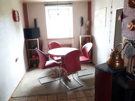 Wohnküche mit Ofen im Haupthaus - Zweifamilienhaus in 54570 Neroth mit 268m² als Kapitalanlage kaufen