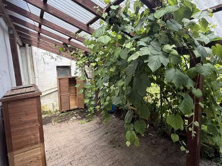 Überdachte Terrasse - Einfamilienhaus in 54570 Hinterweiler mit 161m² kaufen