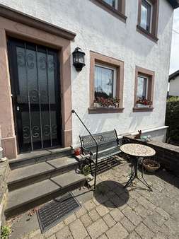 Hauseingang mit kleiner Terrasse - Einfamilienhaus in 54570 Hinterweiler mit 161m² kaufen
