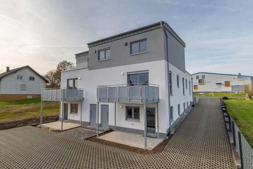 Rückseite - Erdgeschosswohnung in 56766 Ulmen mit 75m² kaufen