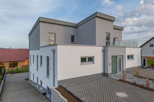 Seiten-/Vorderansicht - Erdgeschosswohnung in 56766 Ulmen mit 75m² kaufen