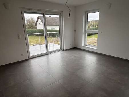 Wohnzimmer Erdgeschoss - Erdgeschosswohnung in 56766 Ulmen mit 75m² kaufen