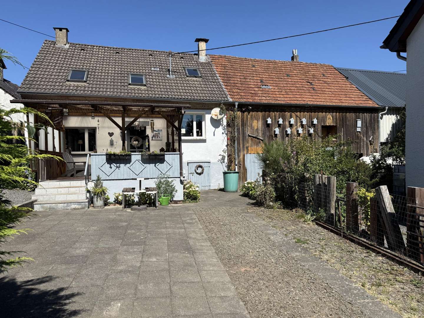 Außenansicht mit überdachter Terrasse und Hoffläche Außenansicht mit überdachter Terrasse und Hoffläche - Einfamilienhaus in 54570 Meisburg mit 81m² kaufen