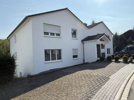 Seiten-/Vorderansicht Seiten-/Vorderansicht - Mehrfamilienhaus in 54550 Daun mit 478m² kaufen