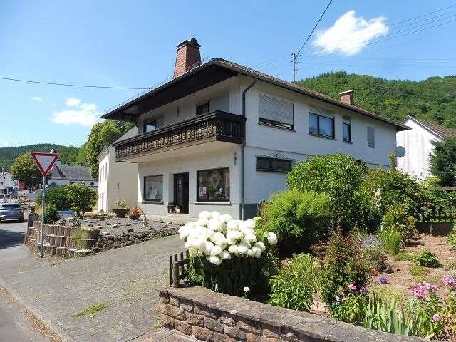 Vorder/Seitenansicht - Einfamilienhaus in 54570 Mürlenbach mit 100m² kaufen