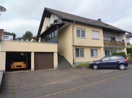 Straßenansicht mit Garagen - Zweifamilienhaus in 54614 Schönecken mit 305m² kaufen