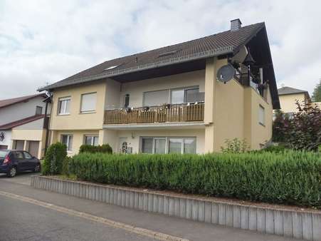 Straßenansicht mit Seitenansicht - Zweifamilienhaus in 54614 Schönecken mit 305m² kaufen