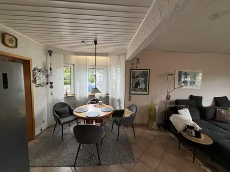 Freistehendes Einfamilienhaus mit Burgblick