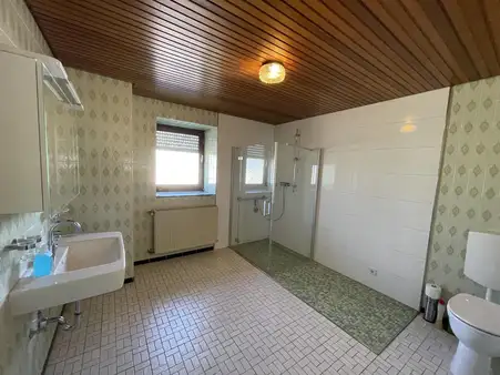 Im Ortskern gelegenes Wohnhaus mit Anbau und Garage