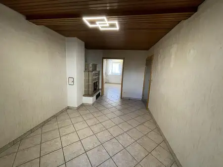 Im Ortskern gelegenes Wohnhaus mit Anbau und Garage