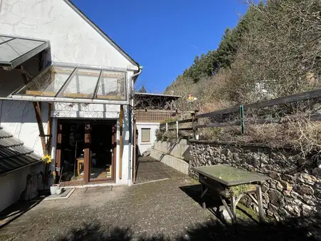 Im Ortskern gelegenes Einfamilienhaus mit großem Garten
