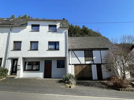 Im Ortskern gelegenes Einfamilienhaus mit großem Garten