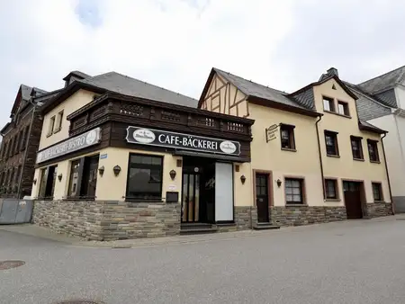 Ehemalige Bäckerei und Café mit Backstube und privater Wohneinheit 