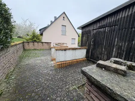 Renovierungsbedürftiges Einfamilienwohnhaus mit zwei Garagen