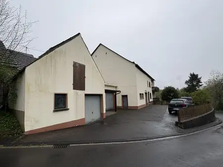 Großzügiges Einfamilienwohnhaus mit Garten und Scheune