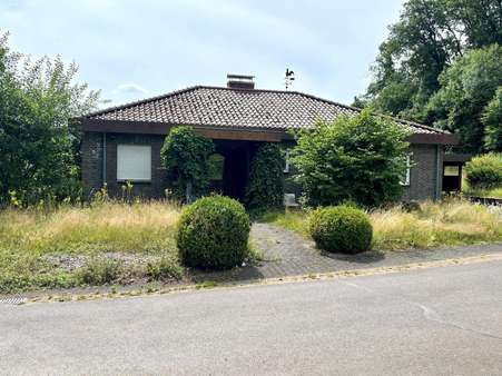 Straßenansicht - Zwangsversteigerung Einfamilienhaus in 54516 Flußbach mit 197m² kaufen