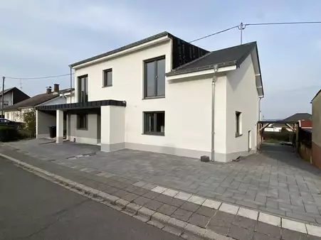 Ideal für Kapitalanleger - vermietetes und modernes Zweifamilienwohnhaus mit Carport