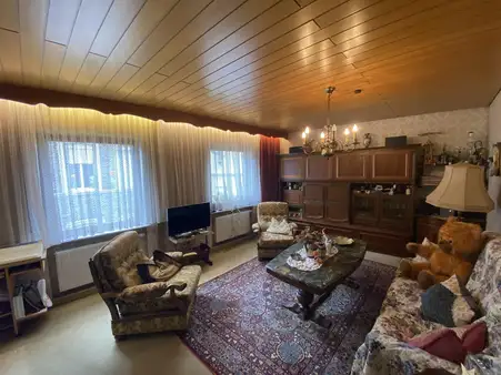 Gepflegtes Reihemittelhaus mit angrenzendem Winzerhaus
