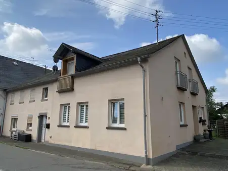 Vermietetes Zweifamilienhaus in zentraler Ortslage