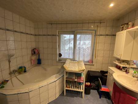 Badezimmer - Zweifamilienhaus in 54497 Morbach mit 153m² kaufen