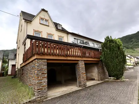 Geräumiges Winzerhaus mit Garagen, Garten und Terrasse mit herrlichem Moselblick