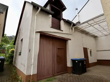 Geräumiges Winzerhaus mit Garagen, Garten und Terrasse mit herrlichem Moselblick