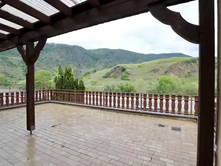 Geräumiges Winzerhaus mit Garagen, Garten und Terrasse mit herrlichem Moselblick