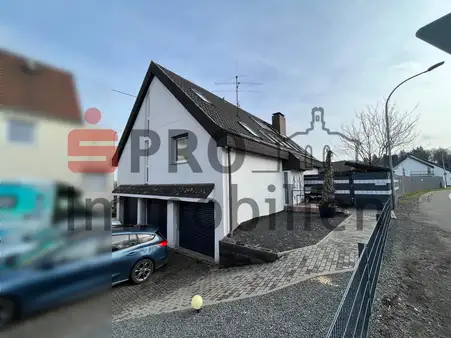 Großes Zweifamilienhaus mit 3 Garagen und Garten!