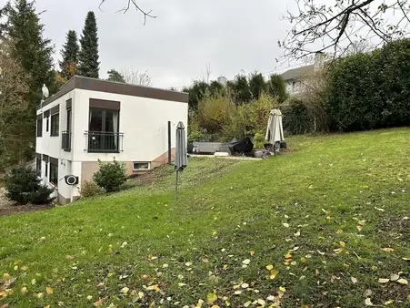  Einfamilienhaus im Bauhaus-Stil in exponierter Lage 
