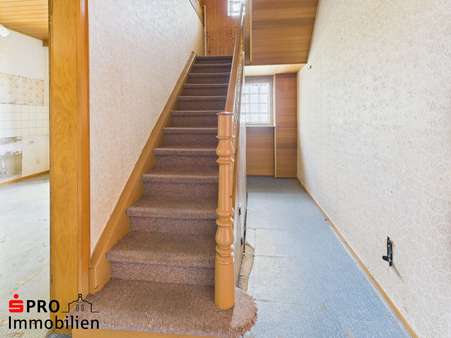 Flur mit Treppenhaus Flur mit Treppenhaus - Einfamilienhaus in 66125 Saarbrücken mit 150m² kaufen