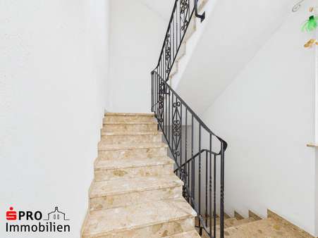 Treppenhaus - Etagenwohnung in 66126 Saarbrücken mit 120m² kaufen