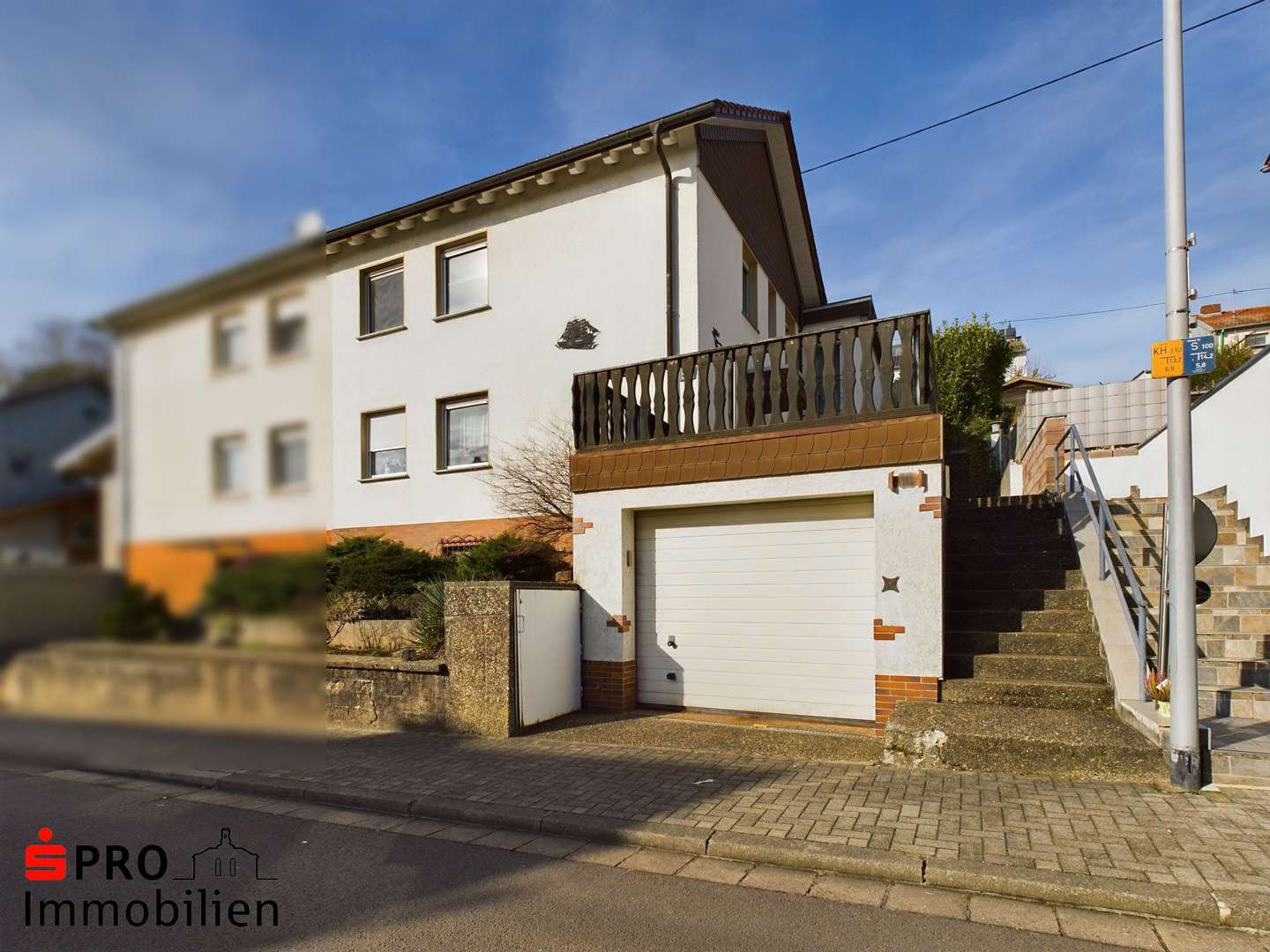 Frontansicht mit Garage - Zweifamilienhaus in 66125 Saarbrücken mit 164m² kaufen