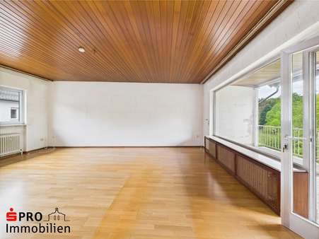 Wohnzimmer im Obergeschoss - Mehrfamilienhaus in 66583 Spiesen-Elversberg mit 220m² kaufen