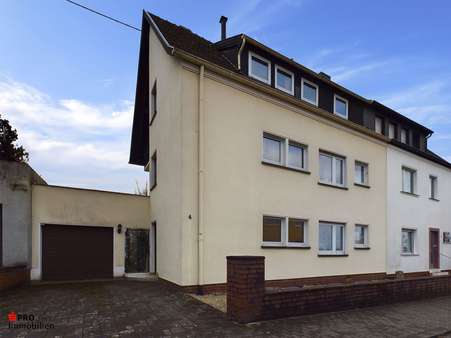 Seitenansicht mit Garage Seitenansicht mit Garage - Doppelhaushälfte in 66125 Saarbrücken mit 189m² kaufen