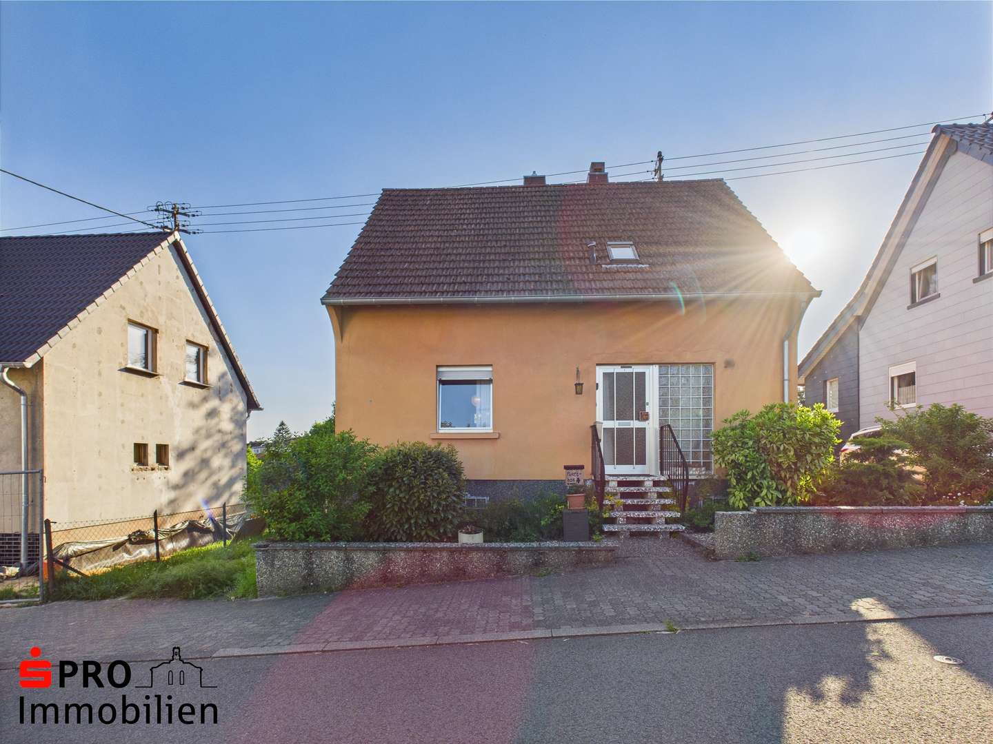 Vorderansicht - Einfamilienhaus in 66126 Saarbrücken mit 120m² kaufen